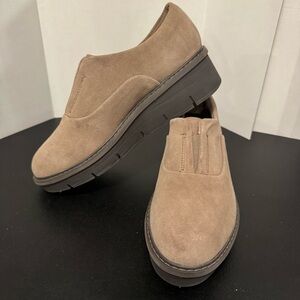 Clarks Collection Women’s Slip-On Suede Platform Shoes – Taupe – Size 8 (NWOT)